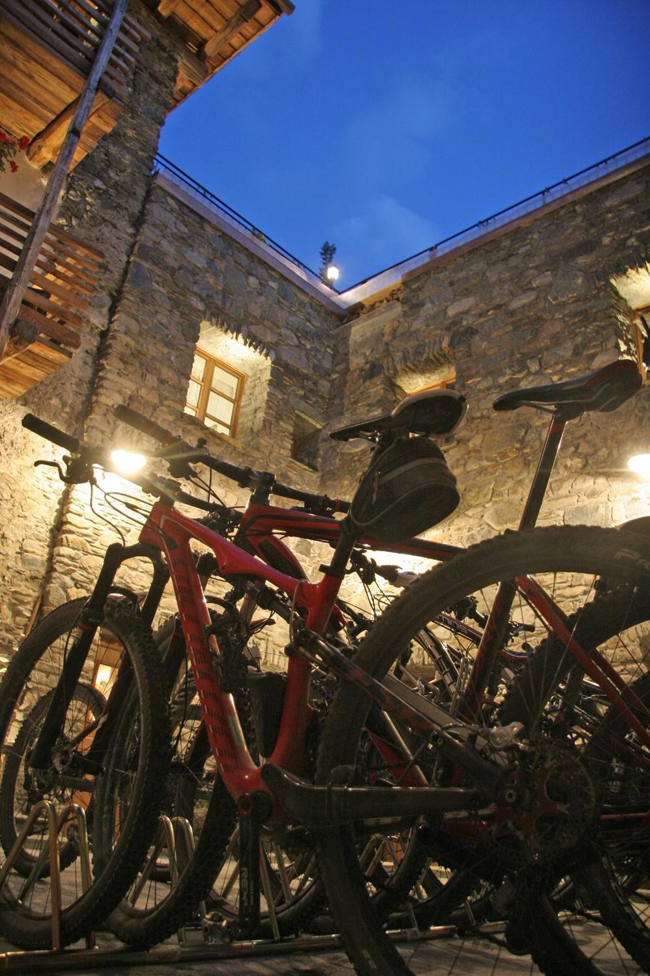Ostello Del Castello Тірано Екстер'єр фото